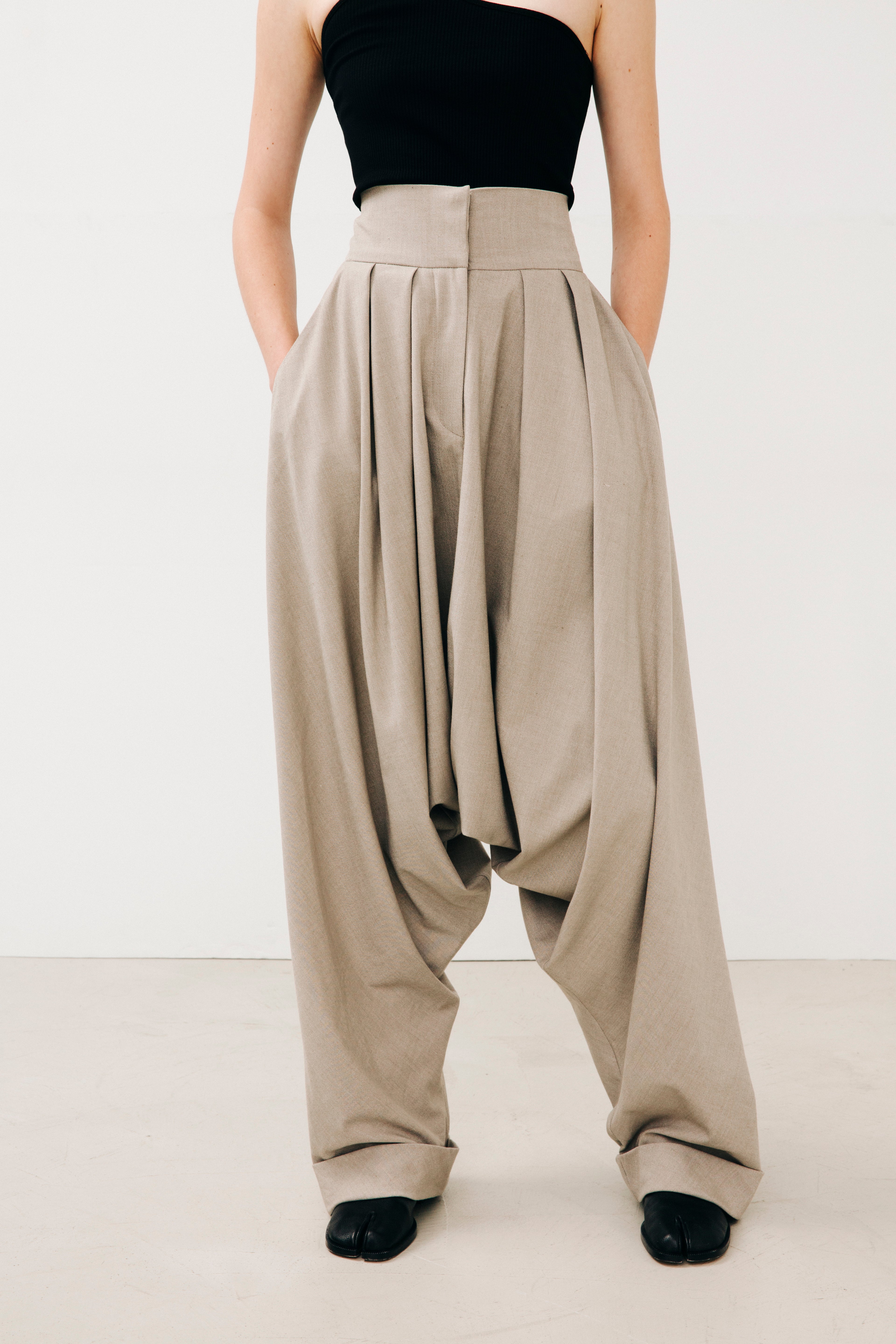 Tulip pants in beige