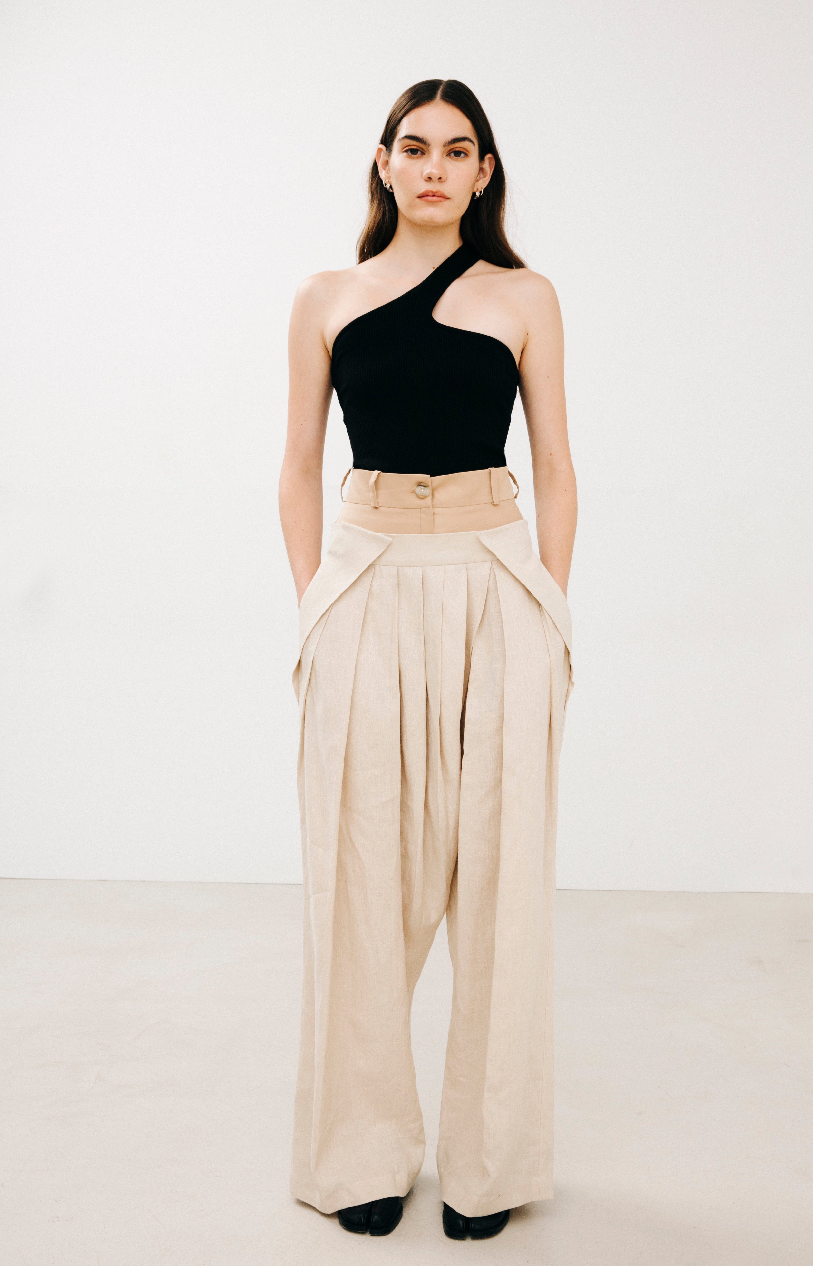 Double-waisted pants in linen