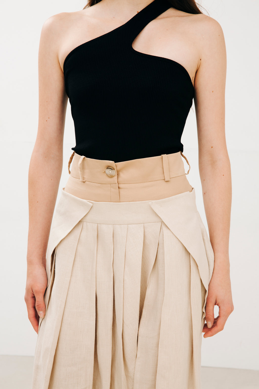 Double-waisted pants in linen