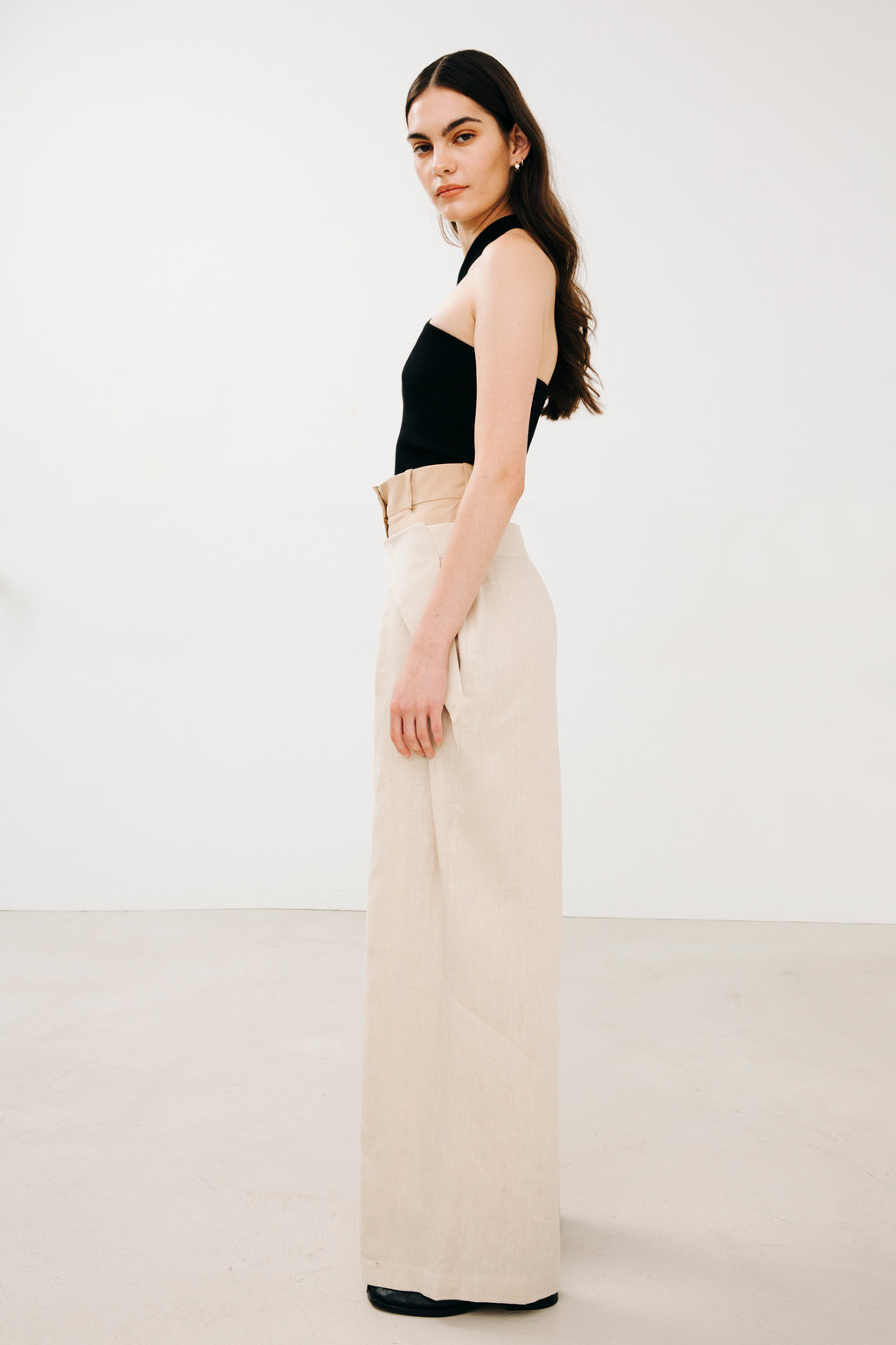 Double-waisted pants in linen