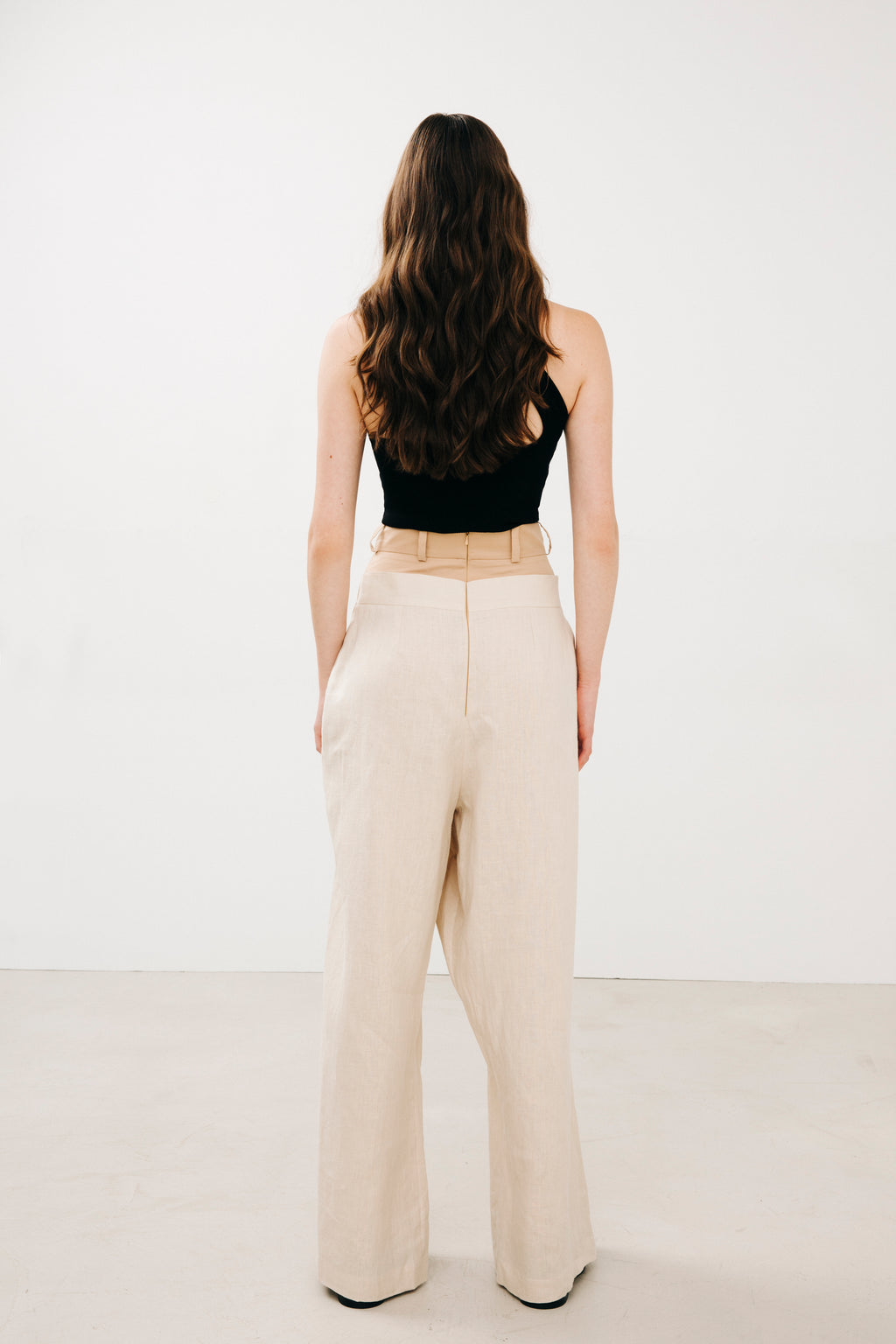 Double-waisted pants in linen